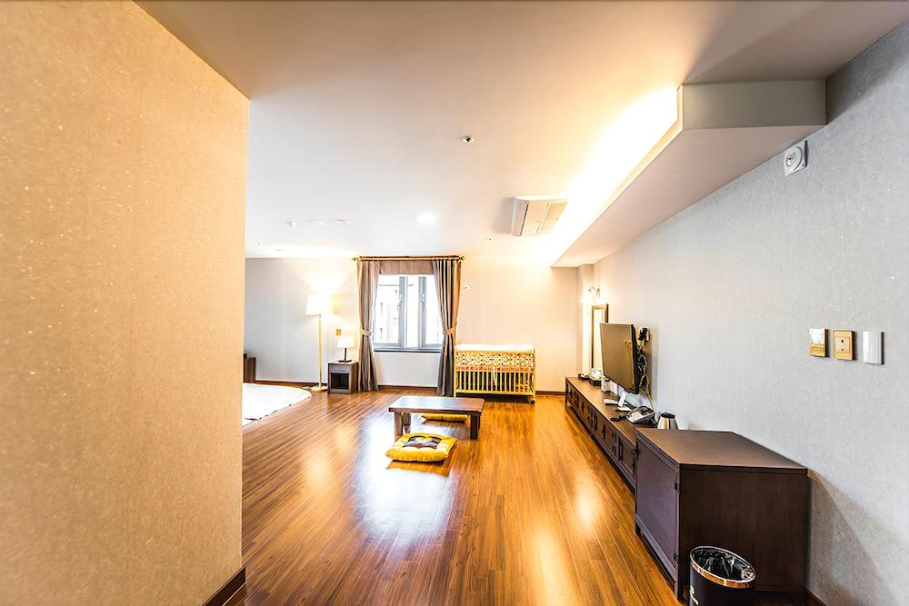JS Hotel Guestroom