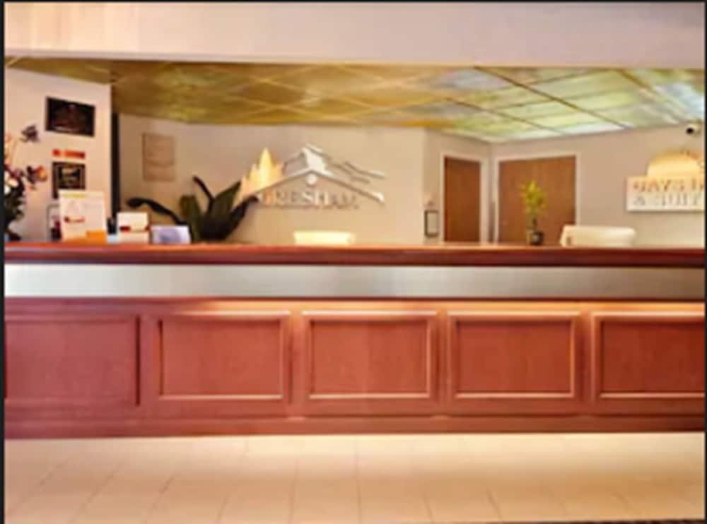 Days Inn & Suites by Wyndham Gresham Lobby