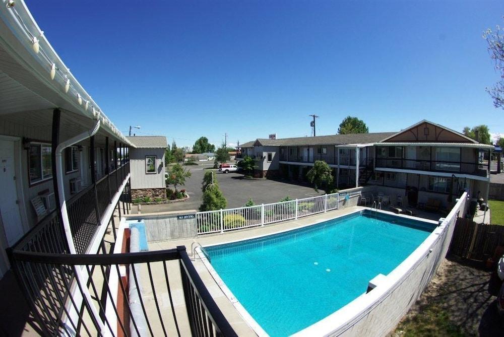 Gateway Inn Outdoor Pool