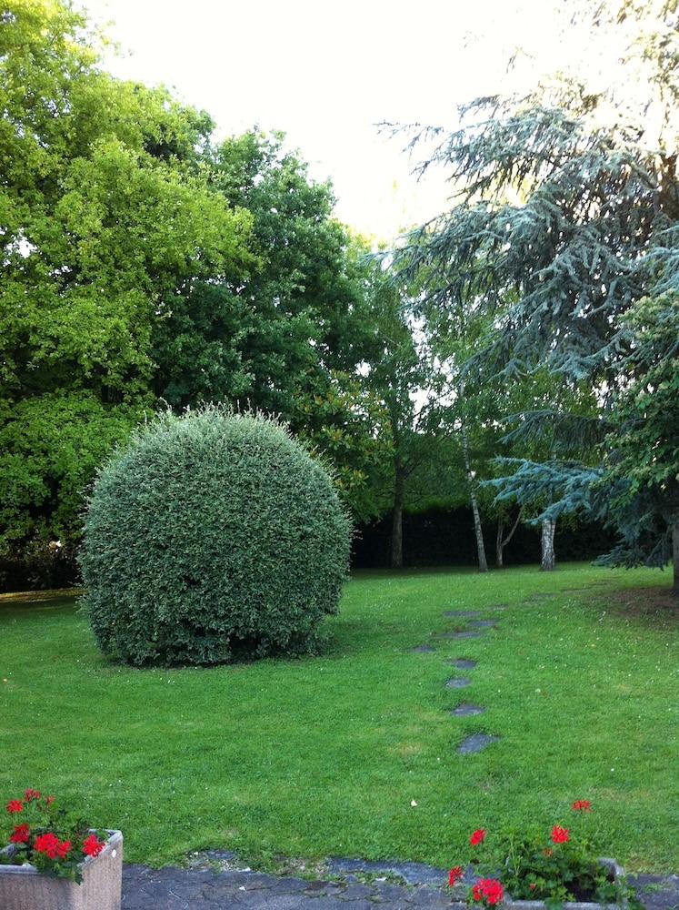 Au Week-End Exterior
