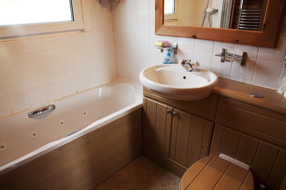 Steading Holidays - Comraich Bathroom