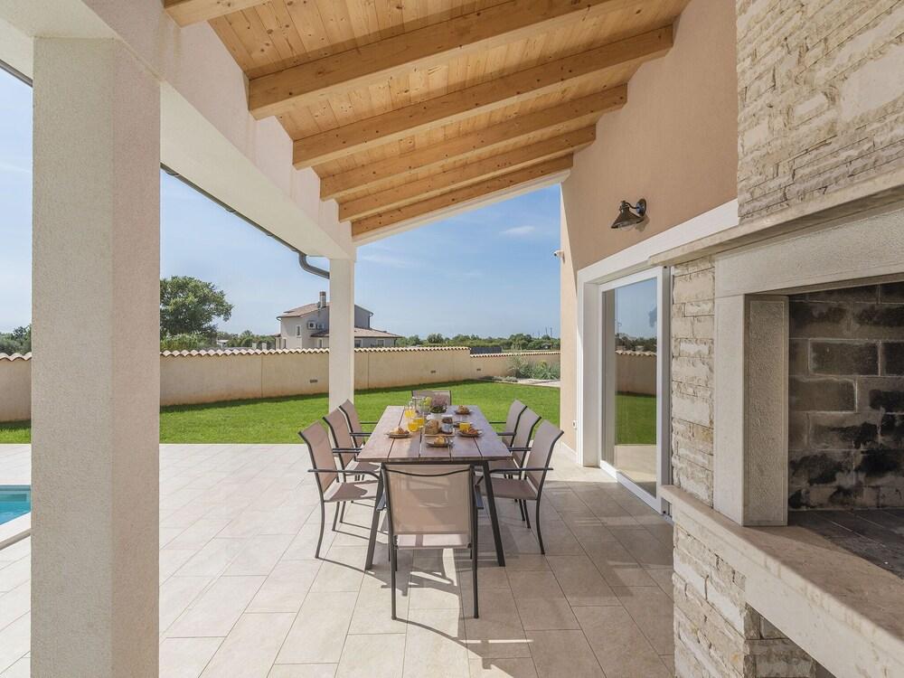 Stylish Villa With Pool and Fenced Garden,ideal for Relaxing Family Holidays Exterior