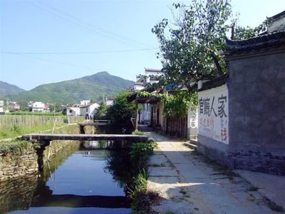Wuyuan Qingyuan Guanting Guest House Exterior
