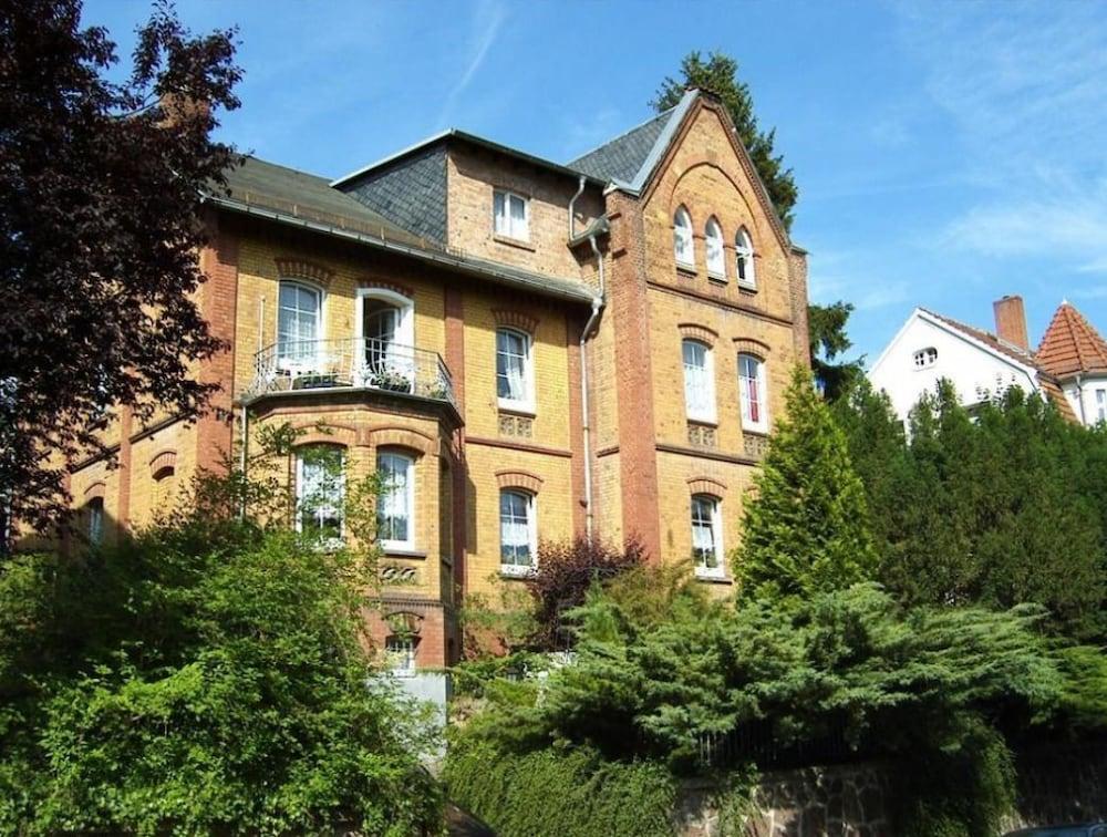 بنزيون آند فيرينفونونج كريستينا كيليان الصورة الأساسية