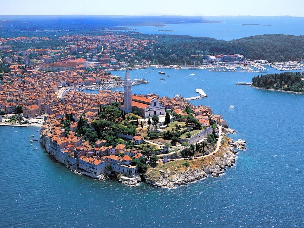 Situated in a Quiet Locatio has Everything What you Need for a Perfect Holiday Exterior