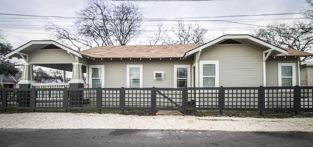 Renovated 2BR Near Downtown SA Exterior