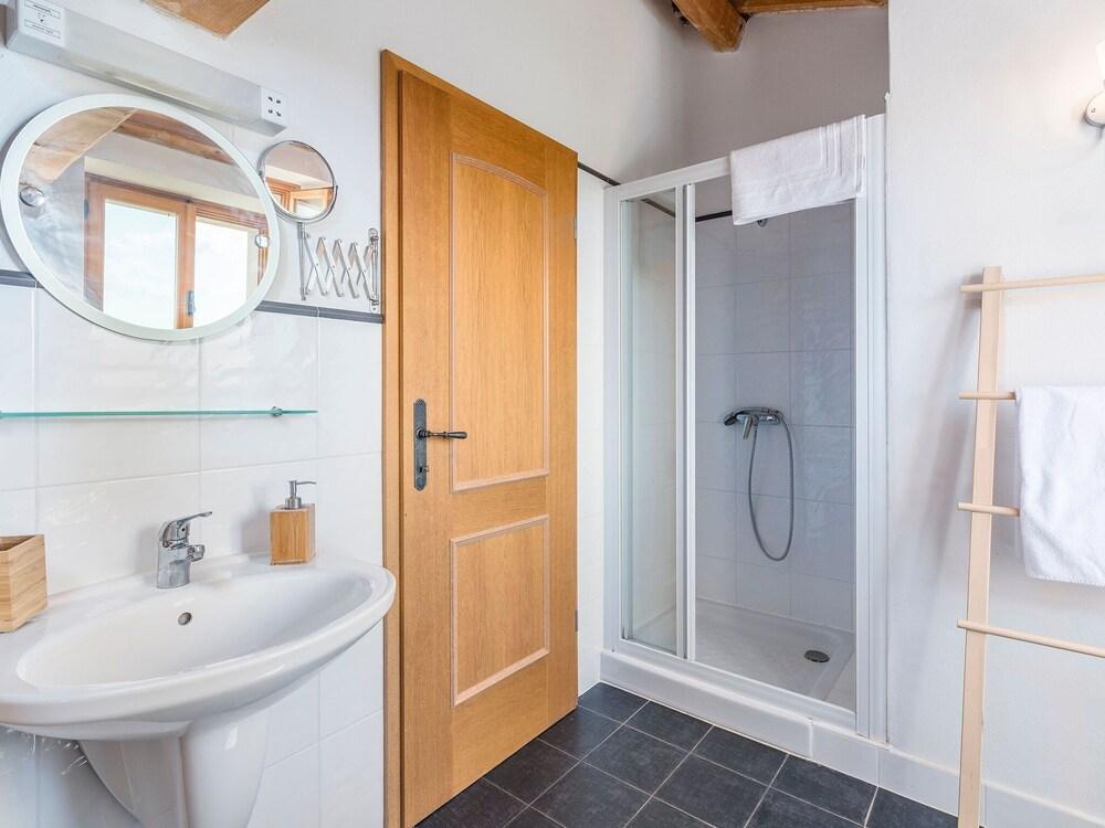 A Spacious Stone House With Heated Infinity-pool, Only 20 Min. to the Sea Bathroom