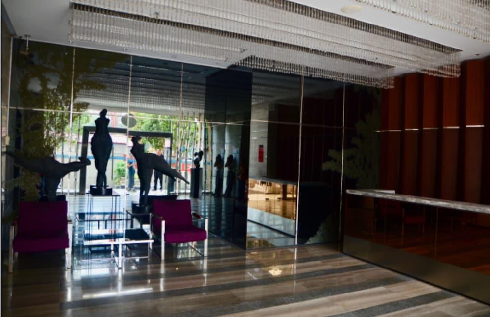 She&He Apartment Window of the World Lobby