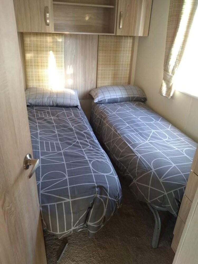 3 bed Static Caravan in Newquay 5 Mins From Beach Room