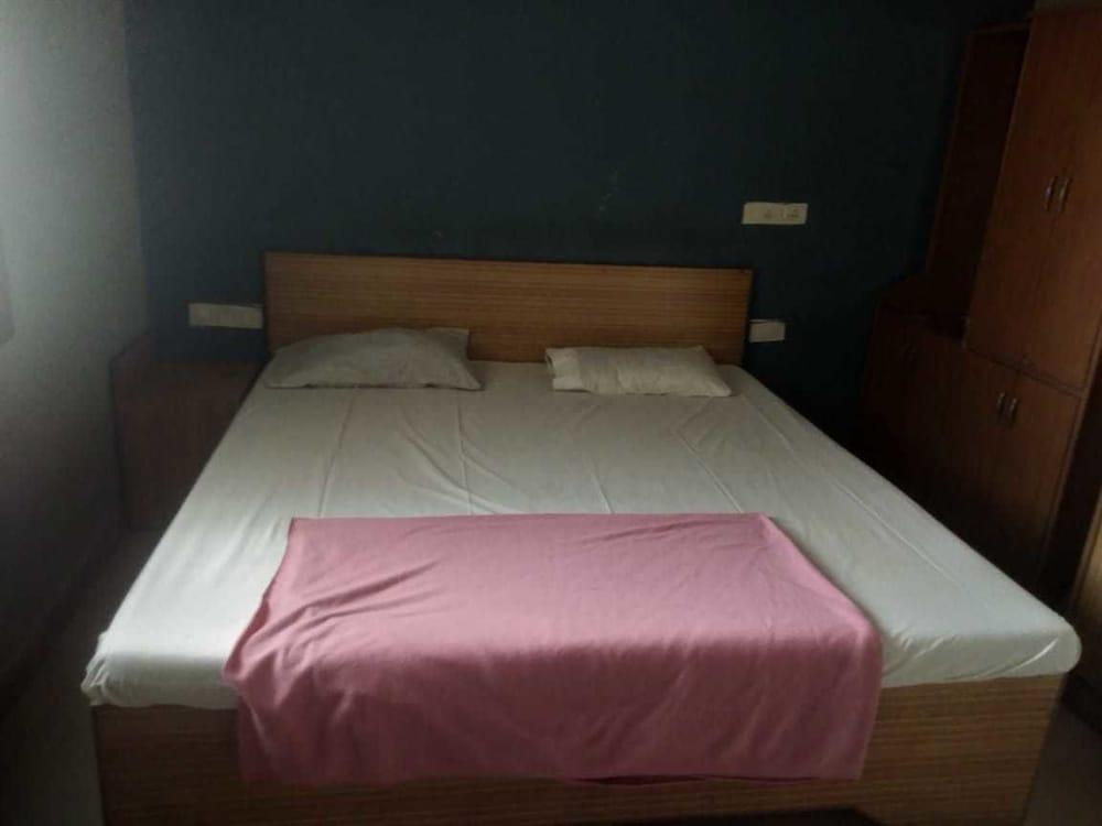 iROOMZ Pranathi Comforts Room