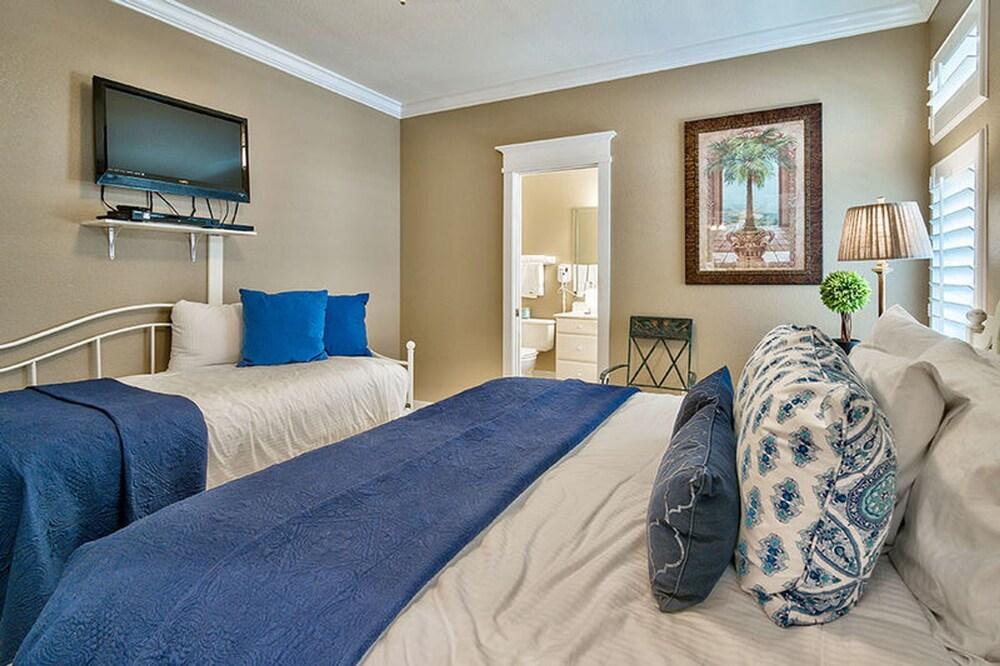 Emerald Enchantment by Five Star Properties Room