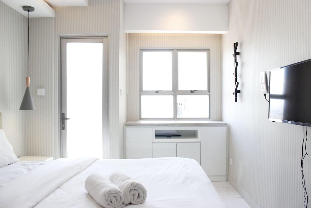 Gorgeous Studio at Mekarwangi Square Apartment with Mountain View Outdoor Pool