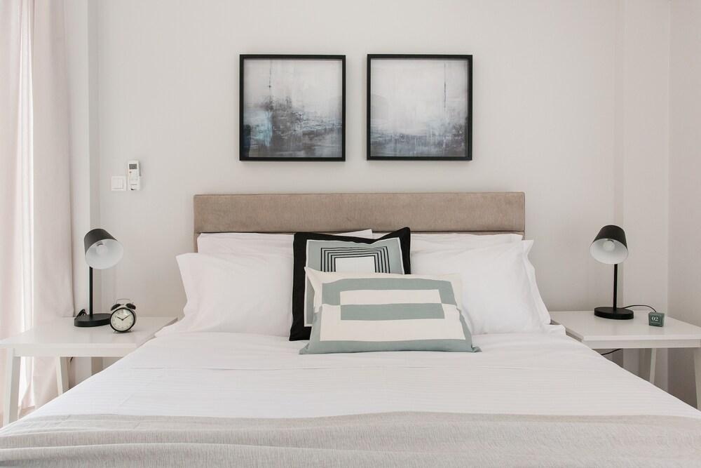 UPSTREET Superb & Comfy 2 BD Apt-Marousi Room