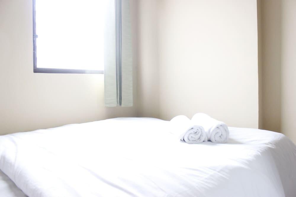 Minimalist 3BR Gateway Cicadas Ahmad Yani Apartment Room