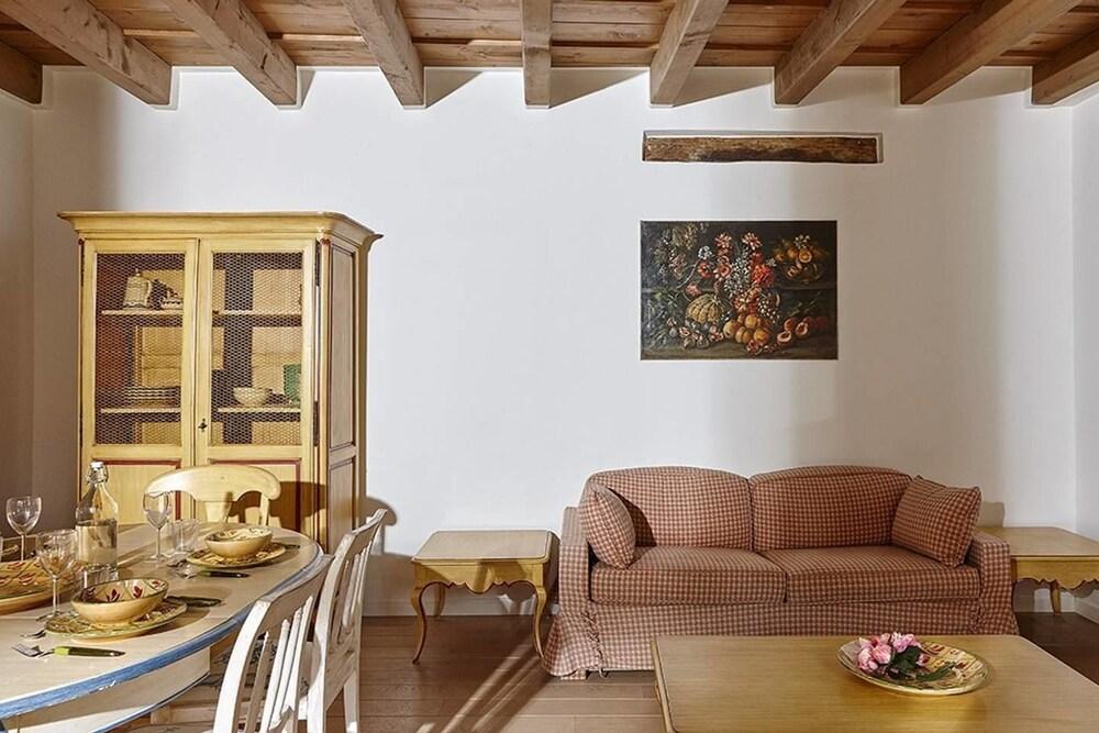 JOIVY Charming Apt Centre of Como Interior Detail