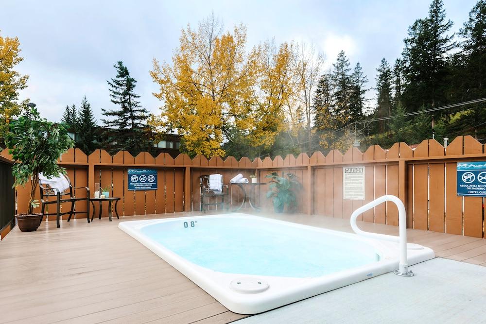 Lobstick Lodge Outdoor Spa Tub
