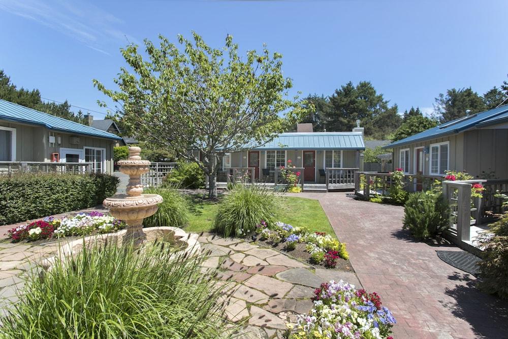 Inn at Haystack Rock Exterior