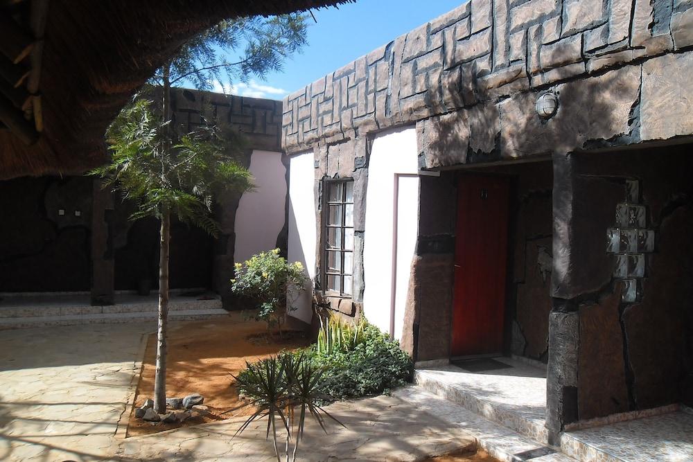 Isabel Guest Suites & Tours Exterior