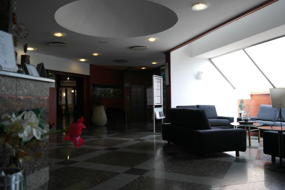 أداورا فيلاج إي كونجريسّي منطقة الانتظار في الردهة