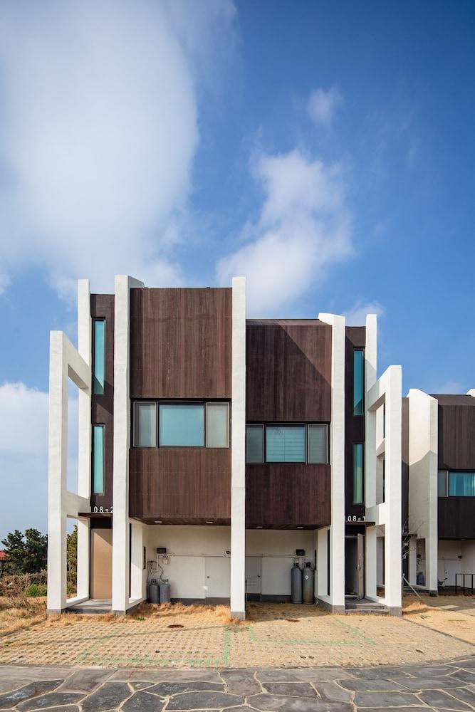 ON:Private Exterior
