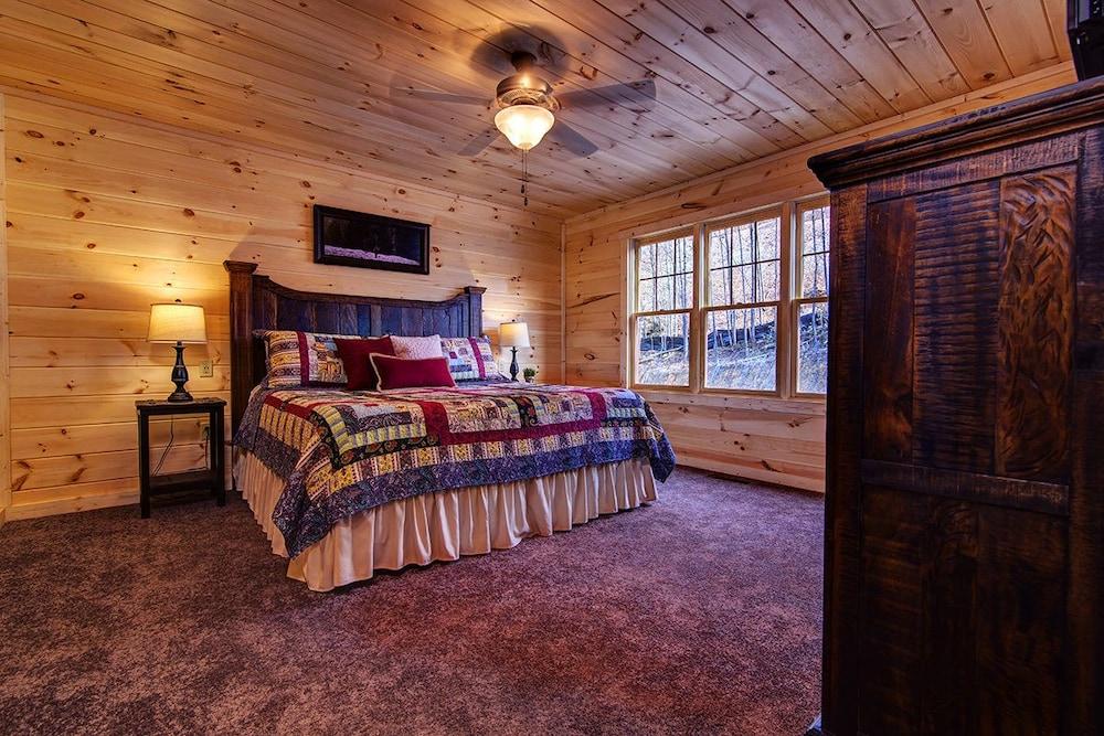 A River Runs Through It - 3 Bedrooms, 3 Baths, Sleeps 12 Cabin by RedAwning Room