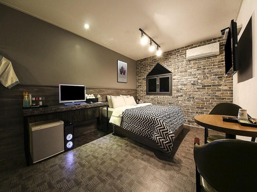 Fox avenue Hotel