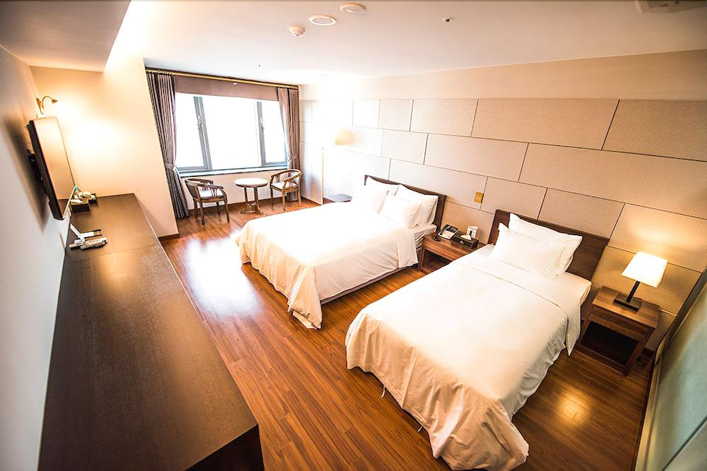JS Hotel Guestroom