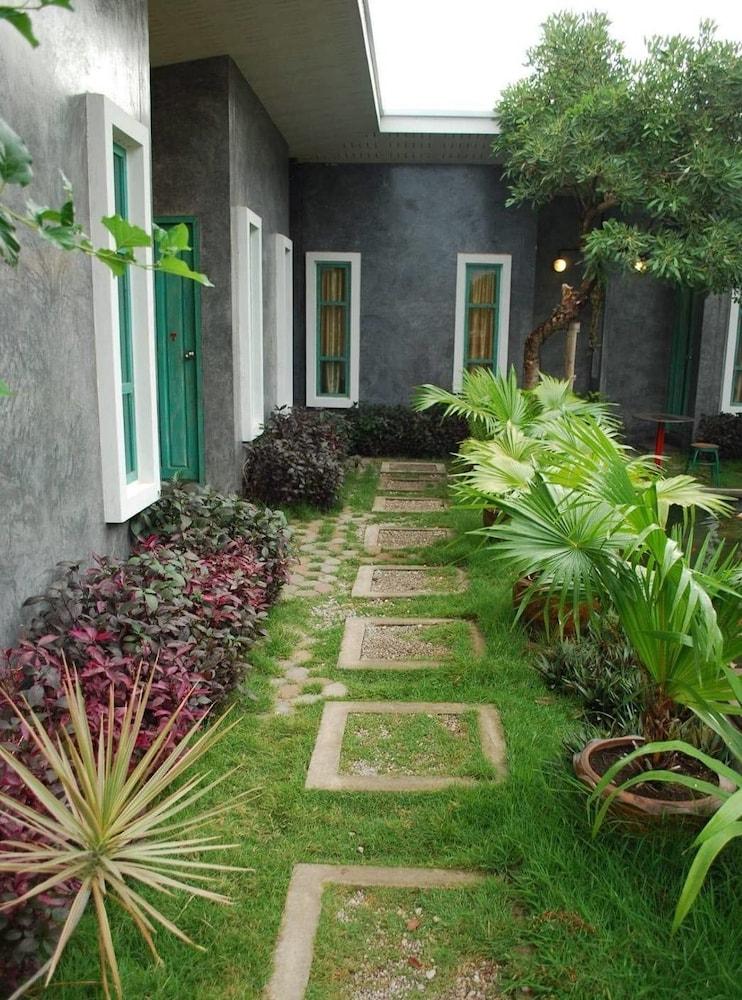 Chatchanan Resort Property Grounds