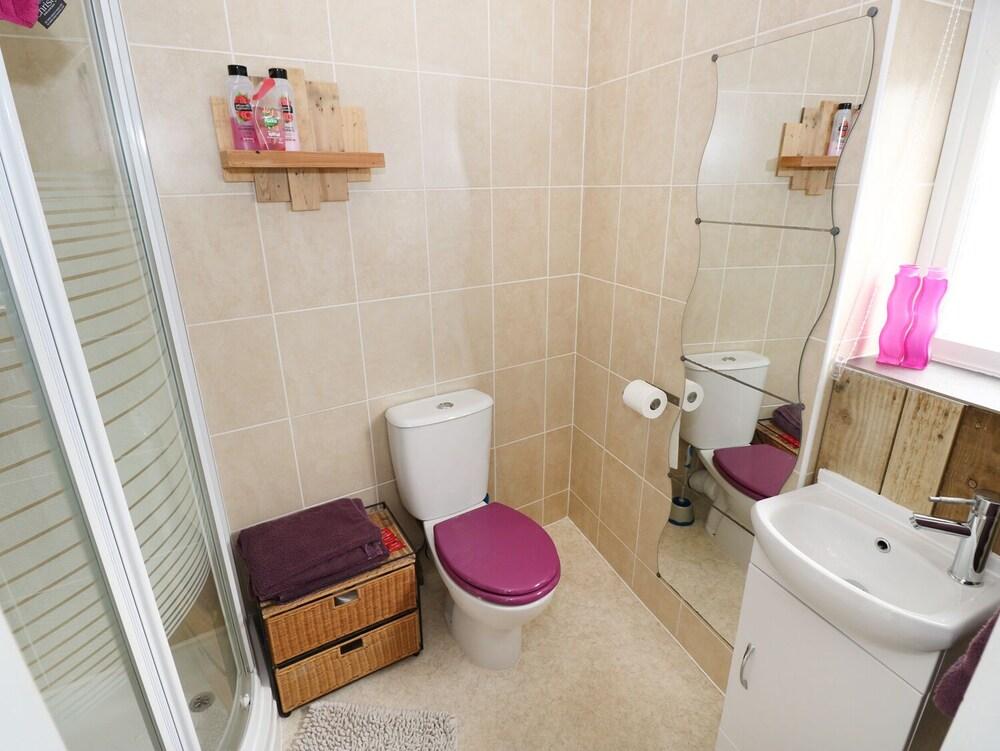 Sied yr Ardd Bathroom