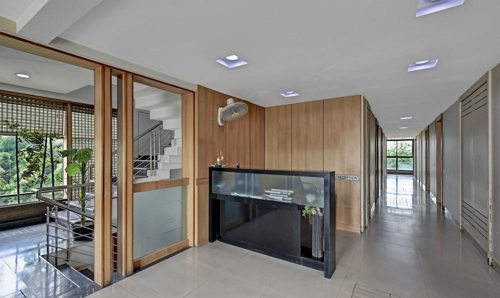 Treebo Admiral Suites New Usmanpura Reception