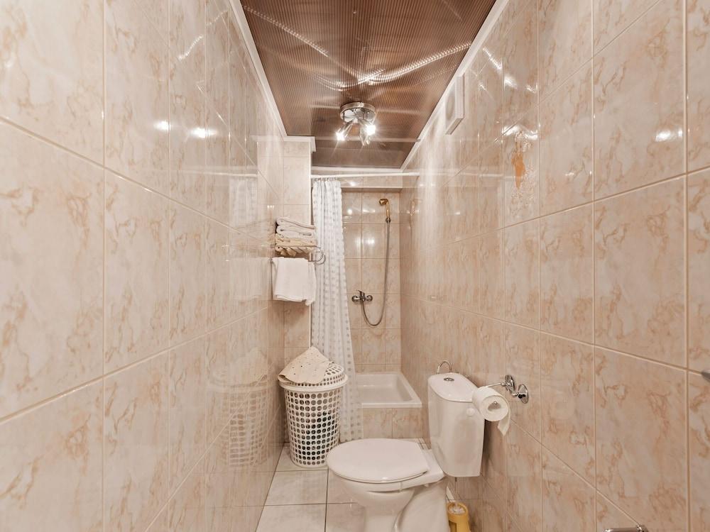 Comfortable apartment in Polača with swimming pool Bathroom