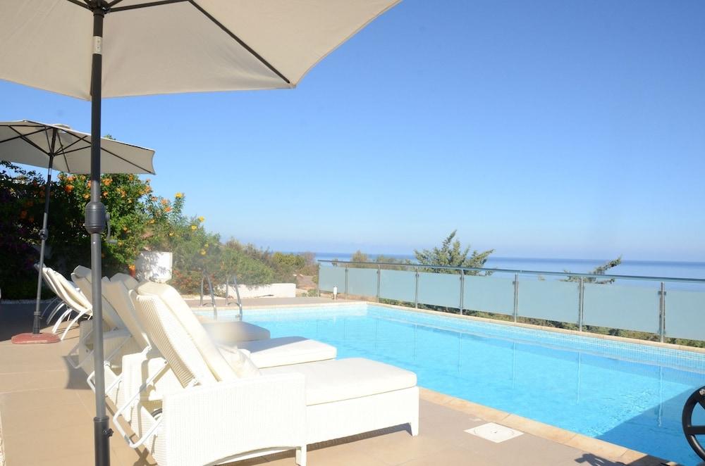 ليندا برايكر إيسبري فيلاز زحليقة مائية