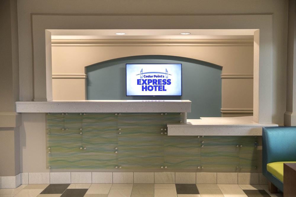 Cedar Point's Express Hotel Reception