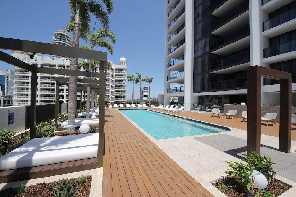 Qube Broadbeach 39 Outdoor Pool