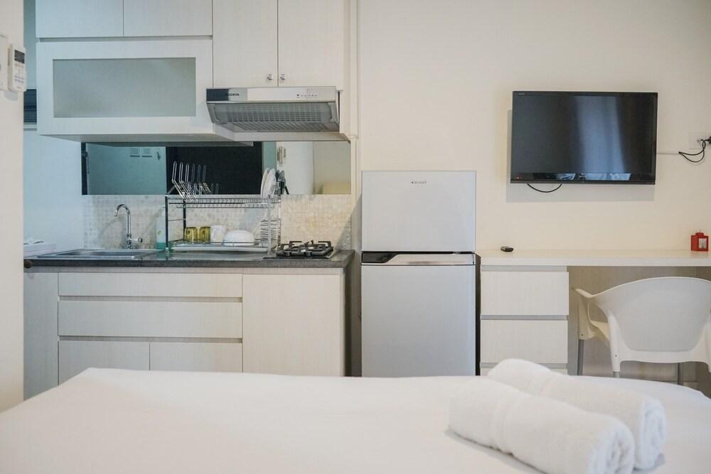 Minimalist Pool View Low Rise Studio @ Paramount Skyline Apartment Room