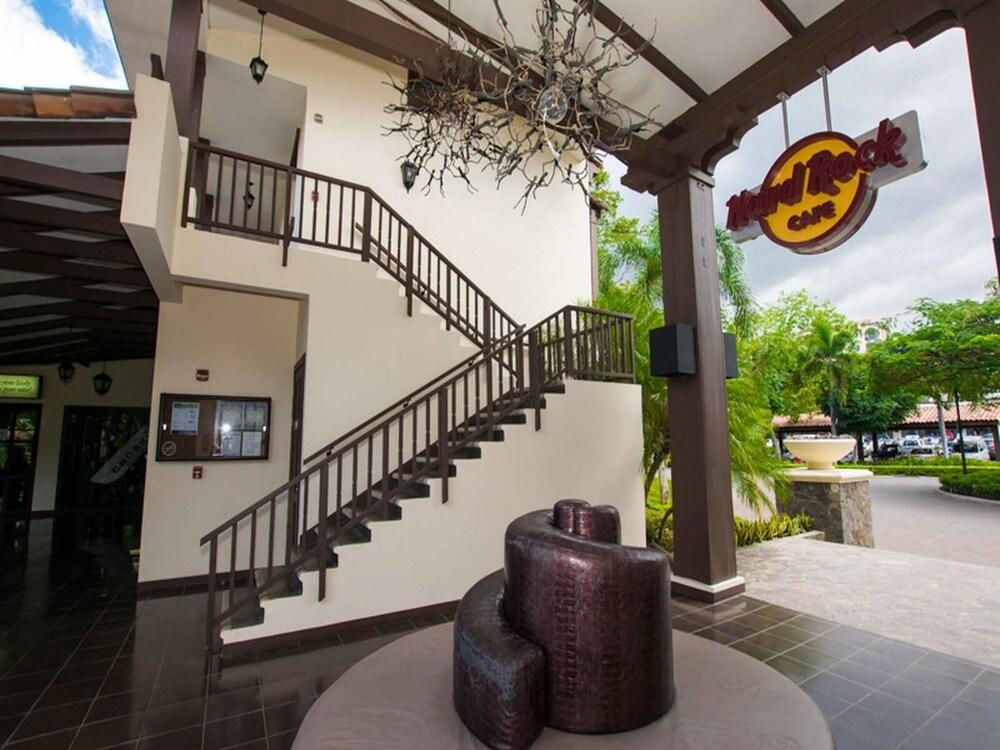 Dazzling end unit in Coco with extra windows and lots of light sleeps 8 Exterior