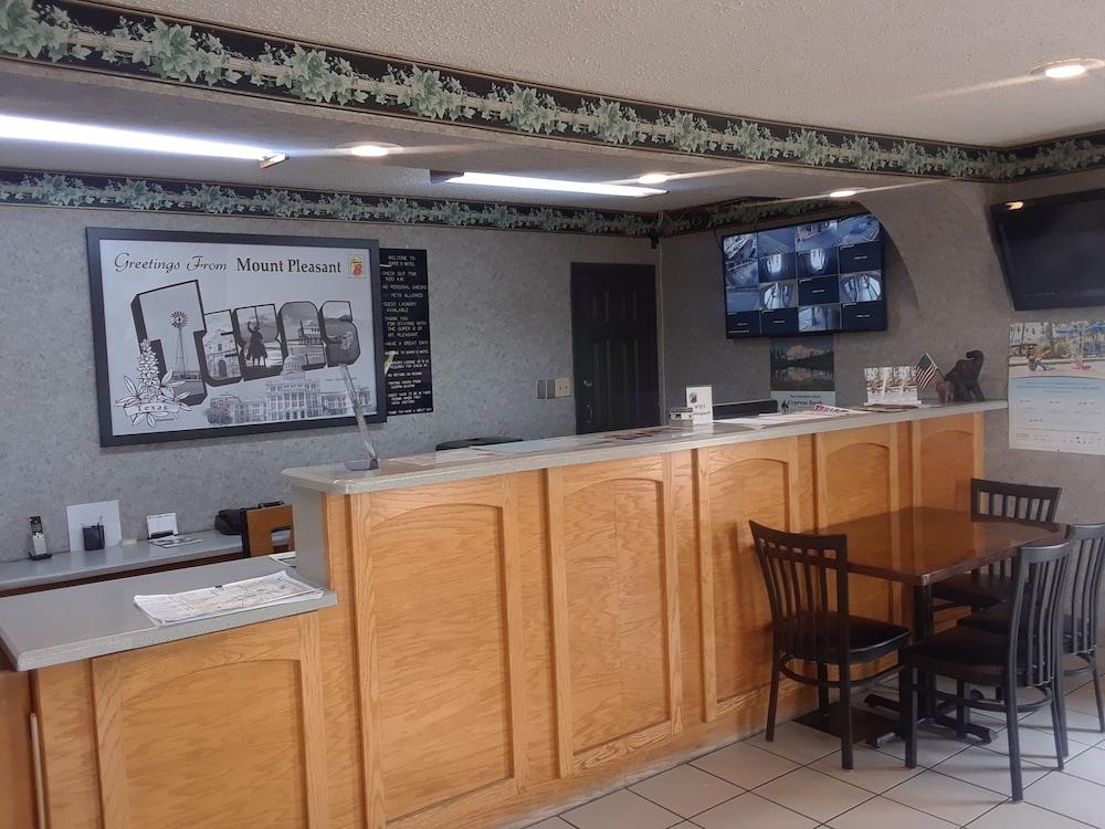 Super 8 by Wyndham Mt. Pleasant TX Reception
