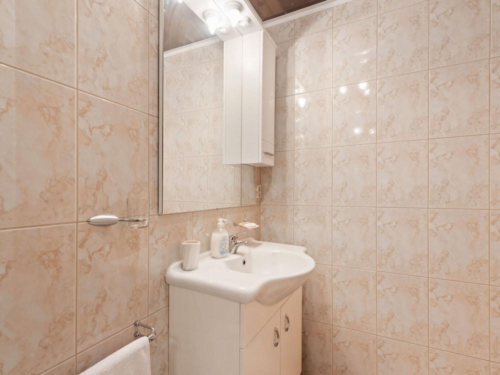 Comfortable apartment in Polača with swimming pool Bathroom