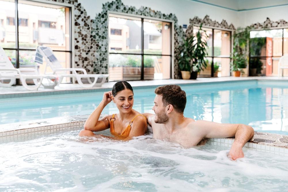 Marmot Lodge Indoor Spa Tub