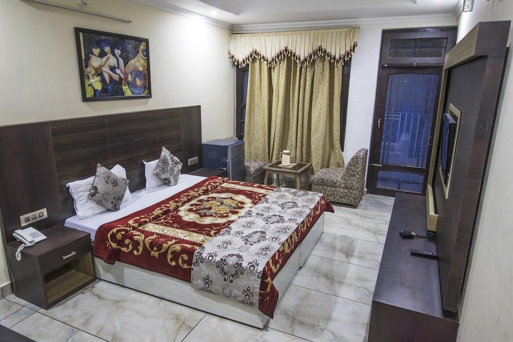 واوستايز هوتل سافاير