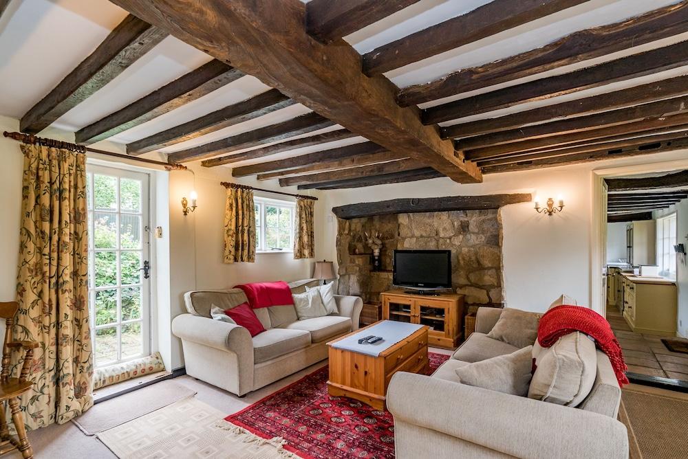 Yew Tree Cottage- Sleeps 12, Garden & Pet-friendly