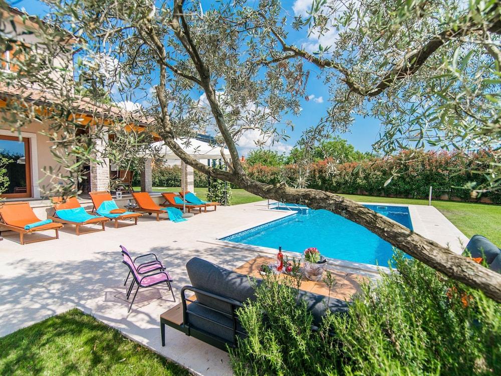 Nice and Spacious Villa With Pool and Garden in a Small Village Called Salambati Exterior