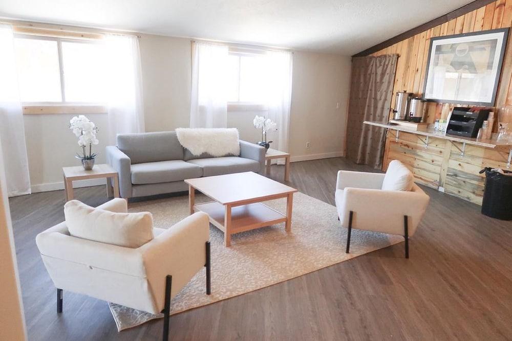 Bryce UpTop Lodge Lobby Sitting Area