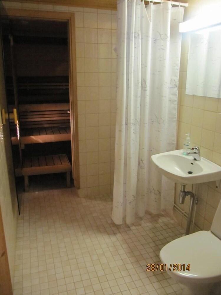 Rukako KIVAKKA A 9 Bathroom