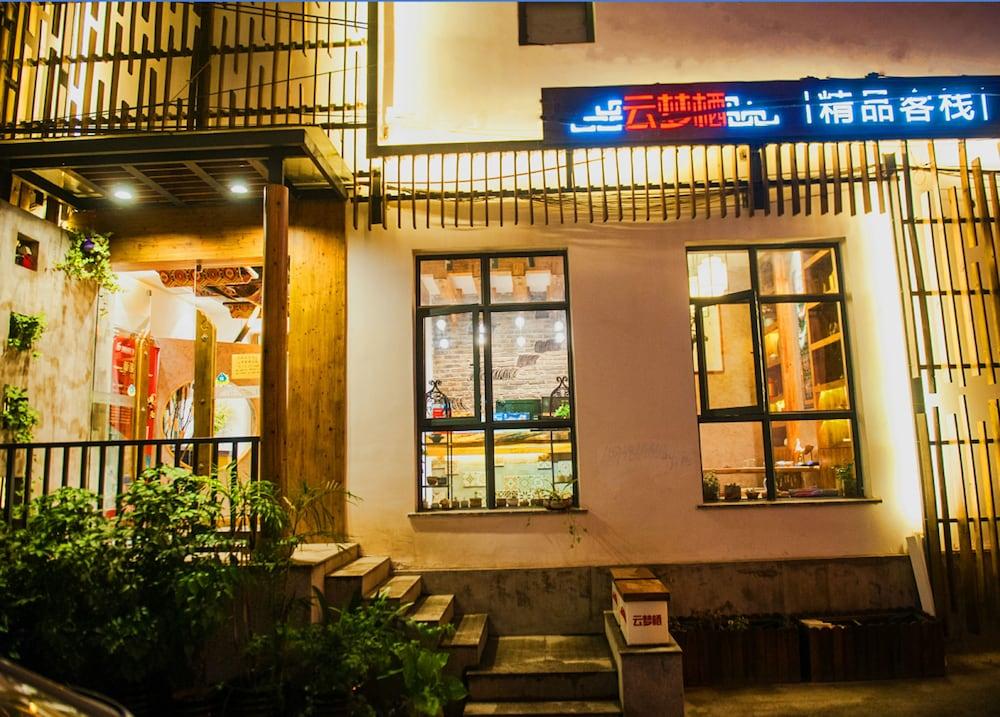 Yun Meng Qi  Inn Featured Image