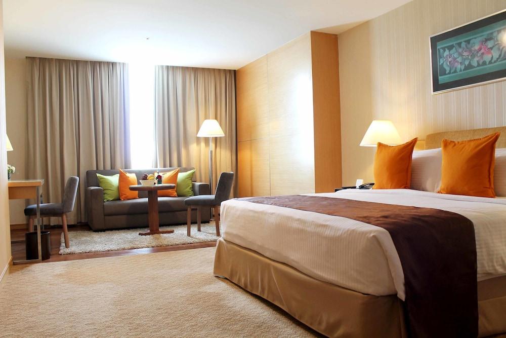 Royale Chulan The Curve