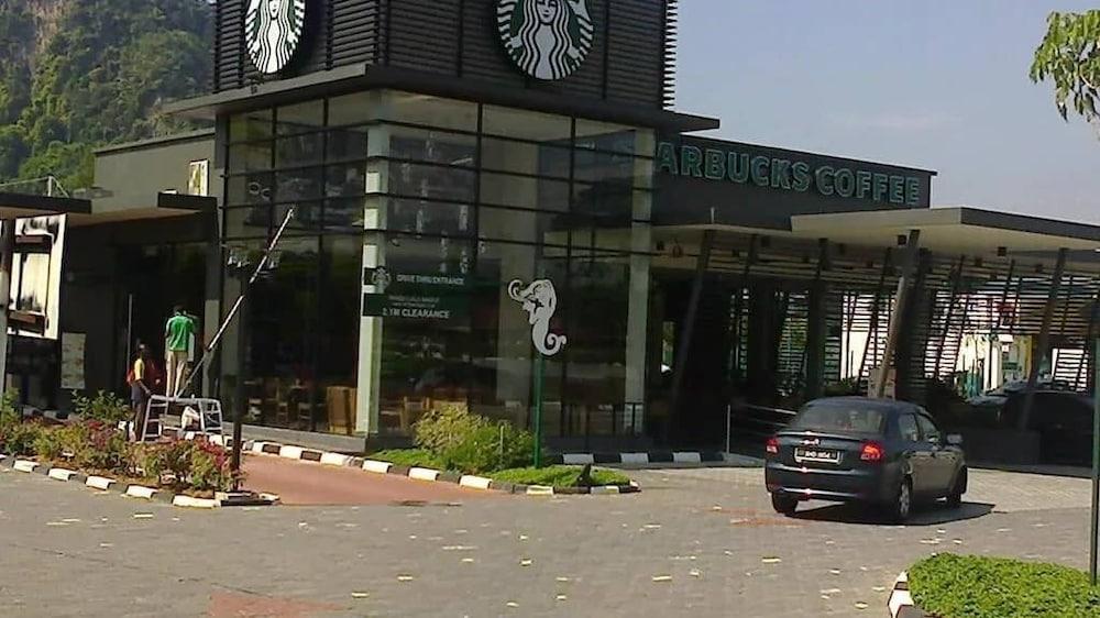 جيفري هوم ستاي إيبوه جاي في لوست وورلد أوف تامبون المنطقة الخارجية