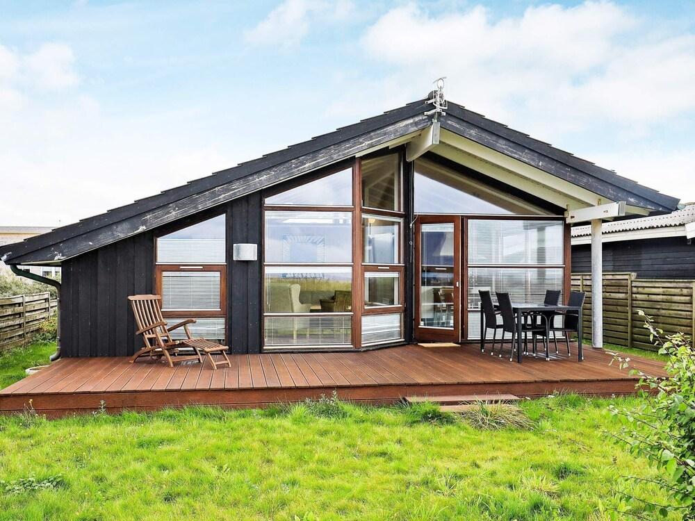 6 بيرسون هوليداي هوم إن لوجستور