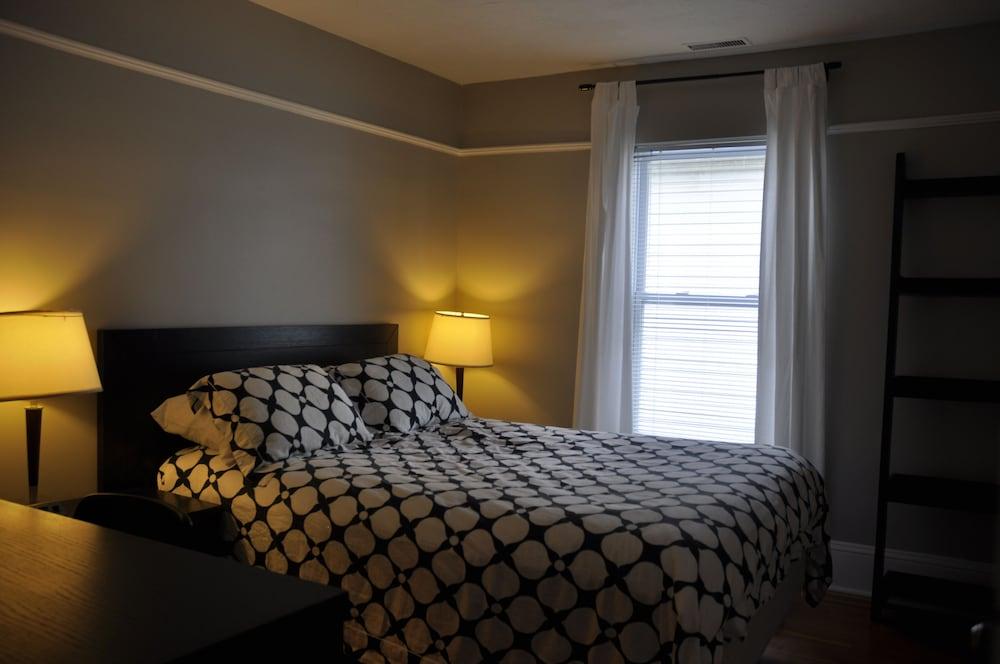 Moncton Suites - 267 Universite Ave Room