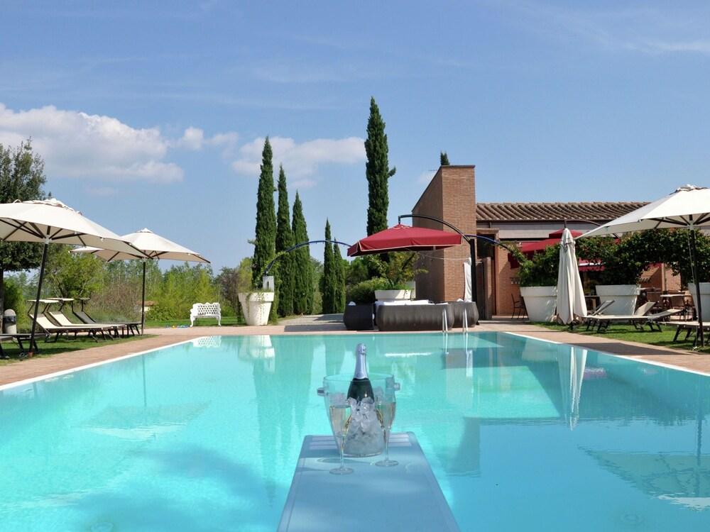 Cozy Bungalow With air Conditioning and Terrace in Tuscany